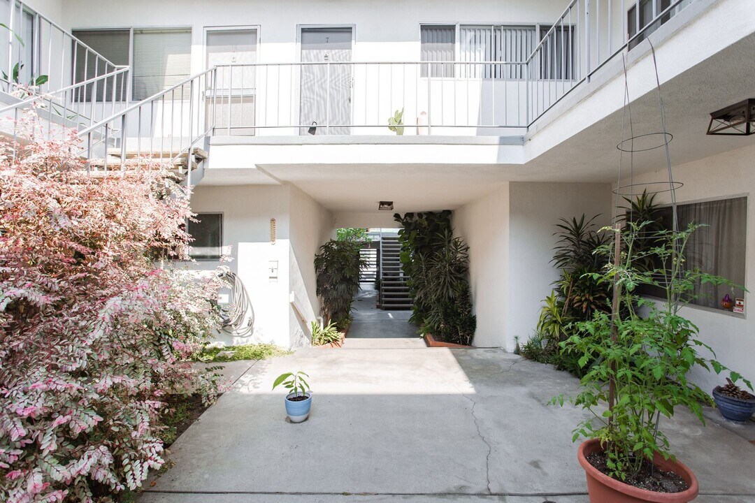 Newly renovated upper unit in quiet neighb..., smc, 420 Raymond Ave, Santa Monica, CA 90405