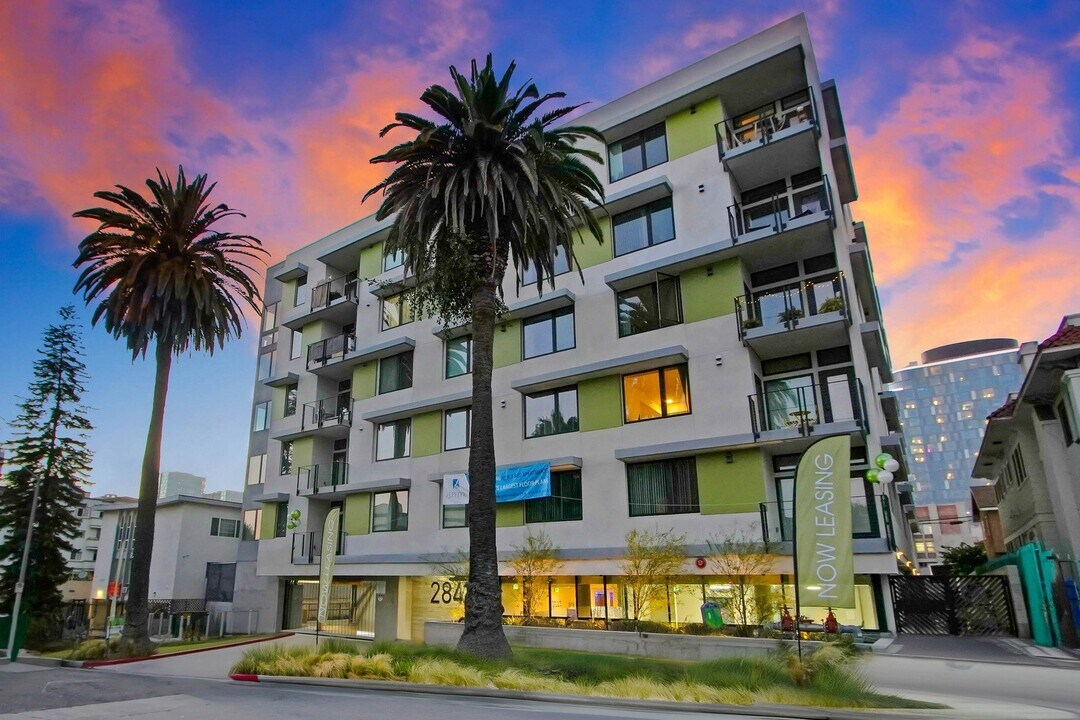 Zephyr Koreatown, usc, 2847 Leeward Ave, Los Angeles, CA 90005, USA