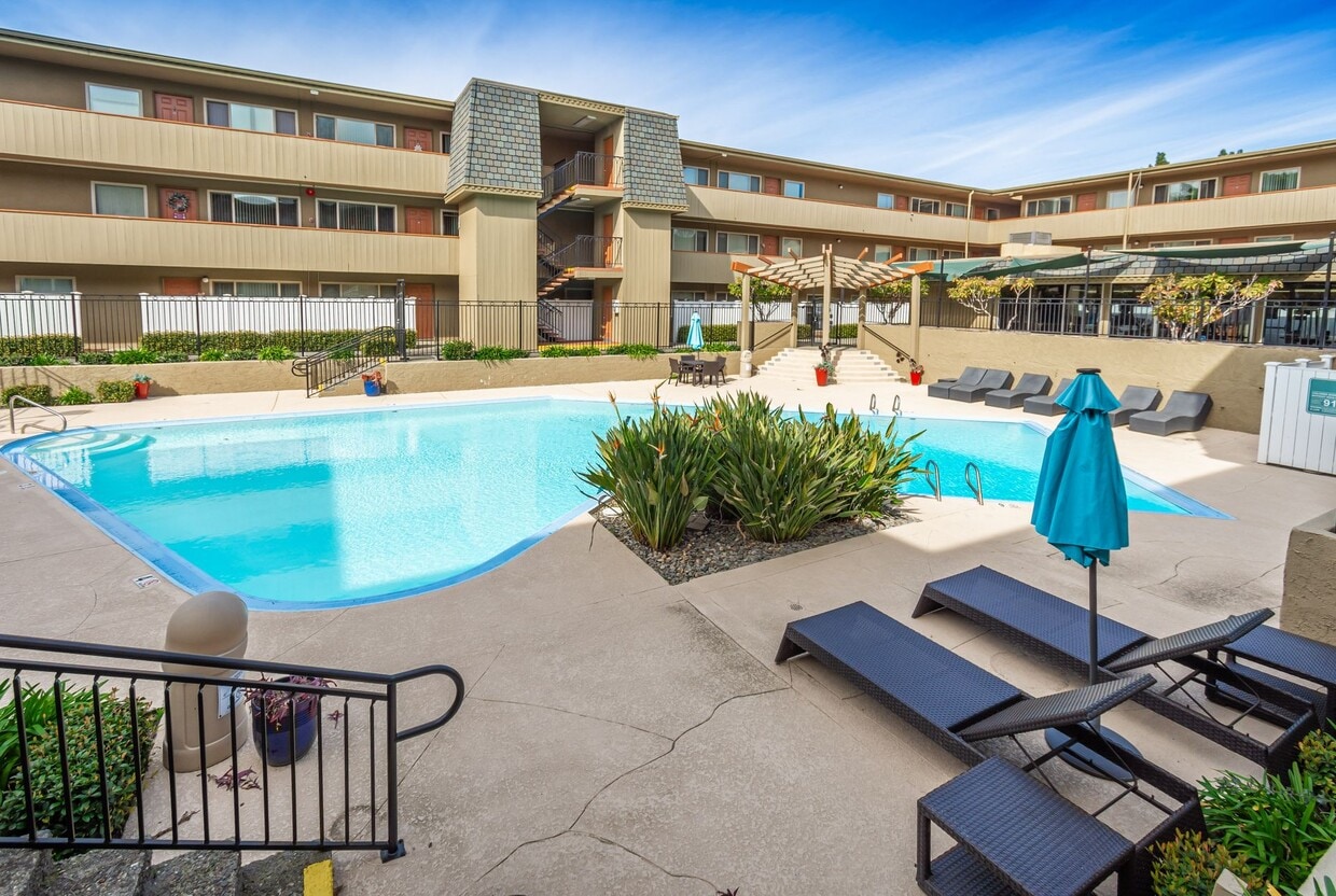 University Court, ucd, 515-545 Sycamore Ln, Davis, CA 95616