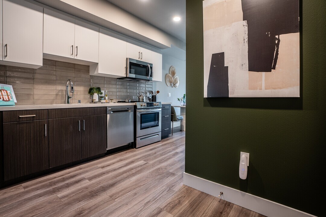 Emerald, usc, 215 W 14th St, Los Angeles, CA 90015, USA