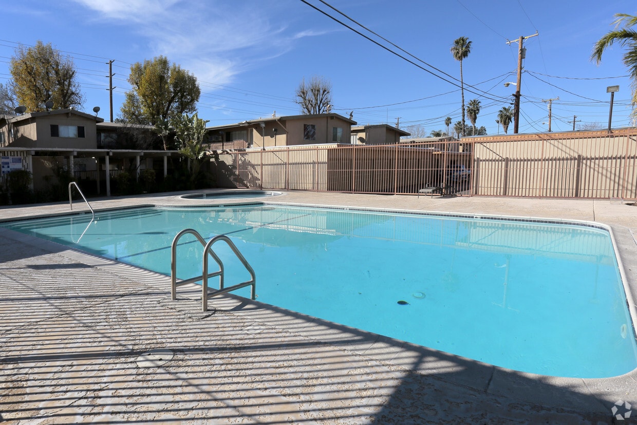 Emerald Pointe Apartments, ucr, 1863 12th St, Riverside, CA 92507